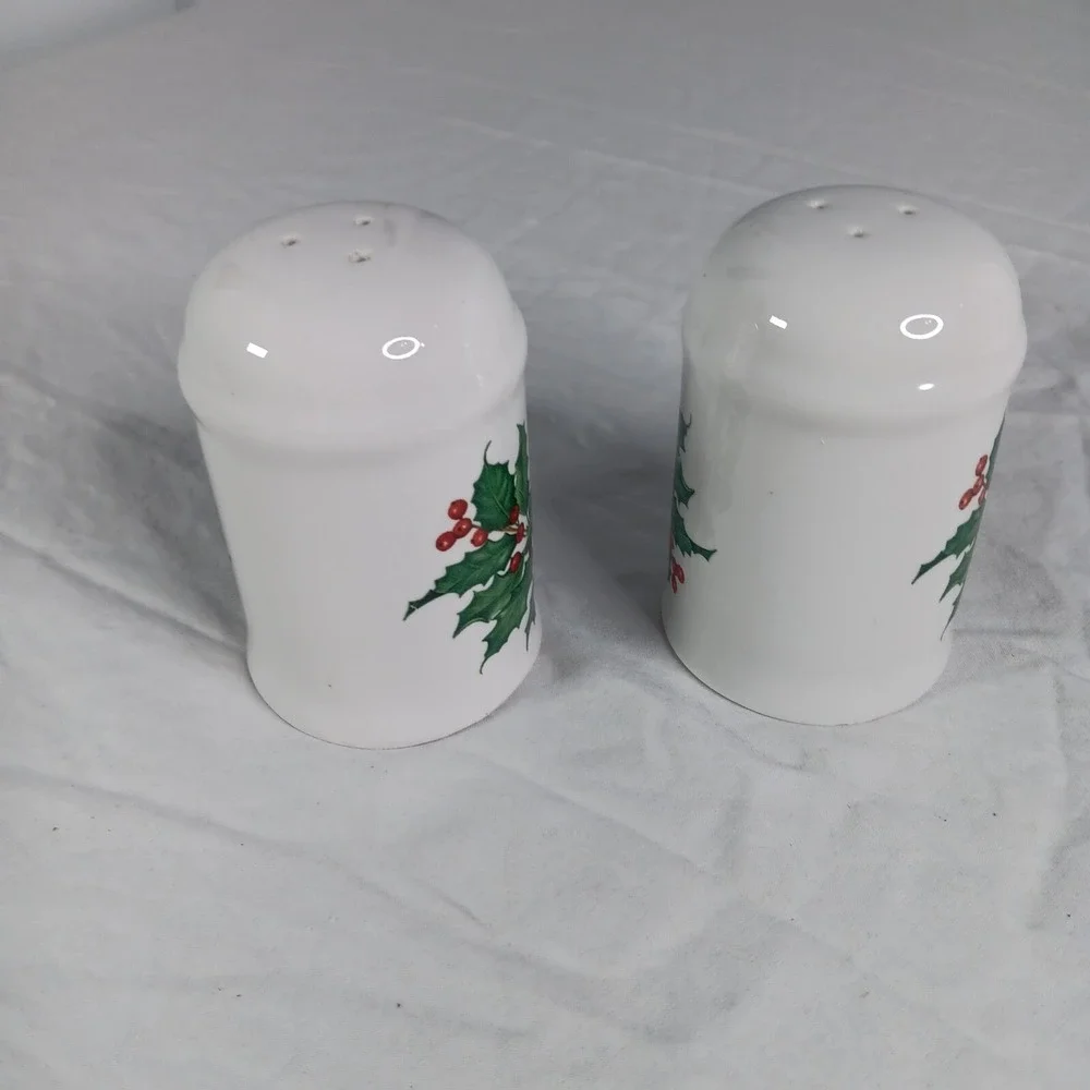 Hallmark Christmas Salt Pepper Shakers Holly Berries White Ceramic Holiday Decor